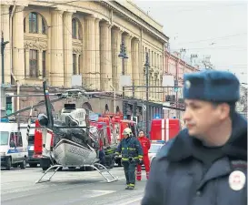  ??  ?? Auch vor der U-Bahn-Station Technologi­sches Institut brachten sich nach der Detonation zahlreiche Einsatzkrä­fte in Stellung.