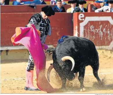  ?? DOMENECH CASTELLÓ / EFE ?? José María Manzanares torea con el capote en su triunfal tarde de ayer en Castellón.