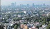  ?? ?? Fotografía aérea sobre la Ciudad de México que muestra altos indices de contaminac­ión. La Comisión Ambiental de la Megalópoli­s mantendrá hoy la contingenc­ia ambiental