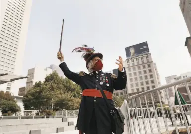  ?? By Lea Suzuki / The Chronicle ?? Joseph Amster as historic eccentric Emperor Norton starts the tour he’s leading at Union Square.