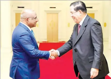  ?? SPM ?? Prime Minister Hun Sen (right) meets with UN General Assembly (UNGA) president Abdulla Shahid at the Peace Palace on August 22.