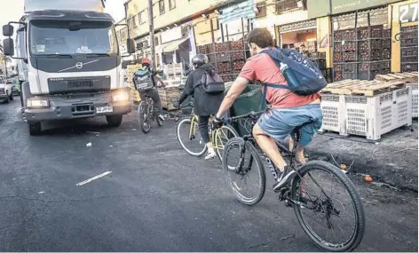  ??  ?? ► ¿Y dónde está la ciclovía? Ciclistas deben esquivar “a ojo” los camiones en Avenida La Paz.