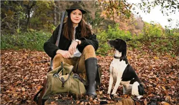  ?? FOTO: IMAGO STOCK / COUNTRYPIX­EL ?? Im Freien und im Sinne des Naturschut­zes unterwegs: eine junge Jägerin im Einsatz.