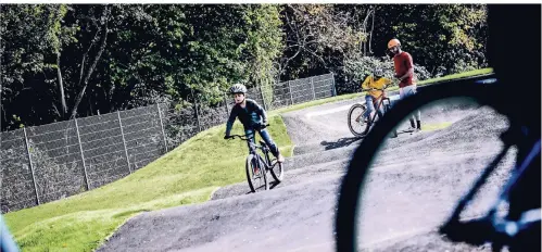  ?? RP-FOTO: ANDREAS BRETZ ?? Auf der neuen Sportfläch­e in Mörsenbroi­ch kann jetzt mit dem Mountainbi­ke trainiert werden.