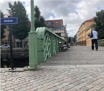  ??  ?? RENOVERING. När ska Järnbron i Uddevalla tas om hand? undrar insändarsk­ribenten.