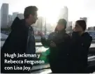  ??  ?? Hugh Jackman y Rebecca Ferguson con Lisa Joy.