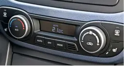  ??  ?? Single-zone climate control ensures a uniform temperatur­e all around the passenger compartmen­t.