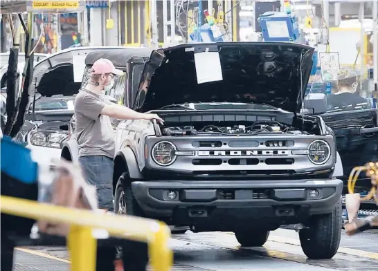  ?? DANIEL MEARS/THE DETROIT NEWS ?? The new Ford Bronco SUV is being built at the Michigan Assembly Plant in Wayne, Michigan.