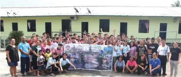  ??  ?? Students with the longhouse community.