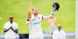  ?? PHOTO/ PHOTOSPORT ?? Kane Williamson accepts the plaudits after reaching his century.