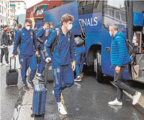  ?? // EFE ?? La selección española, ayer a su llegada a Milán, donde llovió casi todo el día