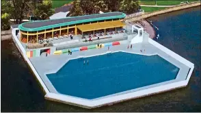  ??  ?? Locals had been expecting the Clontarf Seawater Baths to reopen HOPES HIGH: