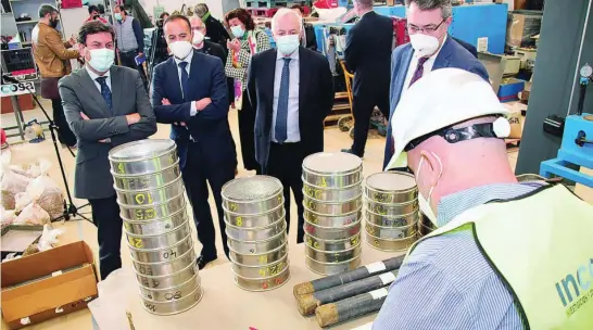  ?? ICAL ?? El consejero de Economía y Hacienda, Carlos Fernández Carriedo, durante una reciente visita a la empresa leonesa de Incosa