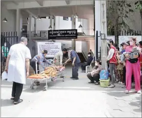  ?? HENG CHIVOAN ?? Parents bring their children to Kantha Bopha Children’s Hospital in Phnom Penh for free healthcare treatment on July 13.