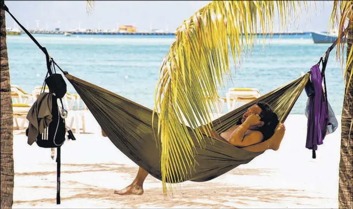  ?? JORGE QUINTEROS ?? Enjoy a relaxing summer vacation with these travel tips.