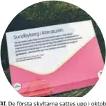  ??  ?? CITAT. De första skyltarna sattes upp i oktober 2015. Ragnar Thoursies dikt ”Sundbyberg­sprologen” citerades ofta av Olof Palme.