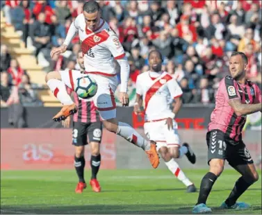  ??  ?? SUMA Y SIGUE. De Tomás voló y cazó un centro de Embarba para anotar el 1-0 y sumar su gol número 23.