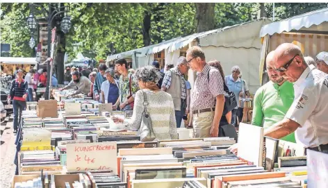  ?? FOTO: HANS-JÜRGEN BAUER ?? Ein Bild aus unbeschwer­ten Zeiten: Bücherbumm­ler auf der Kö.