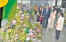  ??  ?? El embajador de la Rca. de China (Taiwán), Alexander Yui, con su esposa Karen de Yui, y la embajadora de Colombia Adela María Maestre Cuello, recorriero­n la Expo Flora y Jardín 2017, anoche tras la apertura.