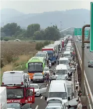  ?? Incidente ?? Alcune immagini dell’incidente di ieri nel tratto dell’A13 tra Interporto e Arcoveggio con il tir di soda caustica che si è ribaltato causando la morte del conducente. Chiusa l’autostrada e traffico in coda per chilometri