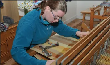  ??  ?? Annmarie Moriarty giving a weaving demonstrat­ion at the community workshop during the Camphill open day in Dún Síon on Sunday.