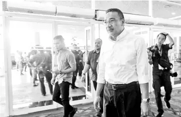  ?? - Bernama photo ?? Depressed looking Umno Vice-president Datuk Seri Hishammudd­in Tun Hussein (centre), arriving at the Putra World Trade Center to attend the press conference by Barisan National Chairman Datuk Seri Najib Tun Razak.