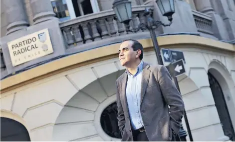  ??  ?? ► El exministro Carlos Maldonado, ayer, en la sede del Partido Radical en calle Londes.