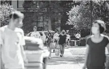  ?? Annie Mulligan / Contributo­r ?? Students and their families carry belongings to dorms during move-in day at Rice University on Aug. 15.