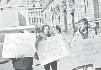 ??  ?? Durante una protesta contra la privatizac­ión del servicio de agua potable en la plaza Tolsá del Centro Histórico ■ Foto Yazmín Ortega Cortés