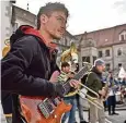  ?? Foto: Vincent Kamprath ?? Die „Banda Comunale“begleitete kürzlich eine Demonstrat­ion in Dippoldisw­alde und will am 28. April bei der Kundgebung in Freital mit dabei sein.