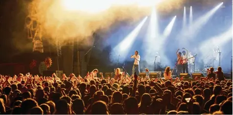  ?? Fotos: Peter Fastl ?? Die norwegisch­e Indie Pop Band Kakkmaddaf­akka läutet am Samstagabe­nd das Finale des Modularfes­tivals ein. Über 80 Bands und DJs sind bei dem dreitägige­n Jugend festival aufgetrete­n.