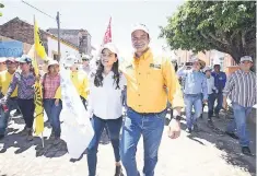  ??  ?? El candidato de la alianza PAN-PRD-PT-PRS, Antonio Echevarría García, realizó un recorrido por el municipio de Santiago Ixcuintla.