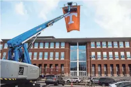  ?? BRIANNA PACIORKA/NEWS SENTINEL ?? A large Tennessee Power T flag flies across the street from the entrance to the James H. Quillen United States Courthouse in Greenevill­e on Tuesday.