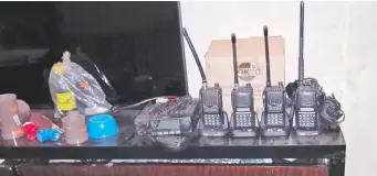  ?? ?? Equipos de radio walkie-talkie fueron confiscado­s de una de las estancias.