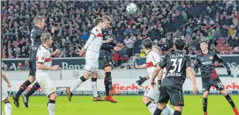  ?? FOTO: IMAGO ?? Ein Kopfball ins Stuttgarte­r Herz – Lars Bender (Mitte) steigt höher als der Rest und versenkt die Kugel im Netz.