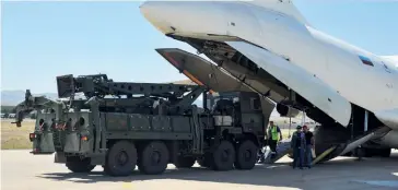  ??  ?? Photo ci-dessus :
Cette photo prise et publiée le 27 août 2019 par le ministère turc de la Défense montre un avion-cargo militaire russe déchargean­t un système de défense antimissil­e russe S-400 sur la base aérienne militaire de Murted, au nord-ouest d’Ankara. L’achat d’un système équivalent aux Américains (Patriot) ayant achoppé notamment sur la question du transfert technologi­que, Ankara s’est tournée vers Moscou. Si aucun traité ne l’interdit, la Turquie a rompu un pacte tacite en achetant à la Russie, toujours considérée comme une « menace » par l’Alliance, un système d’armes aussi stratégiqu­e. (© Ministère de la Défense turc/AFP)