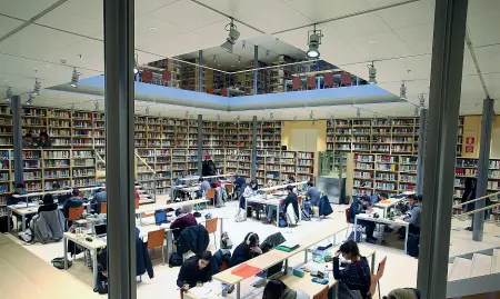  ?? (Foto Rensi) ?? Albere Studenti universita­ri nella nuova biblioteca disegnata da Renzo Piano