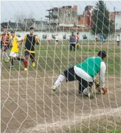  ??  ?? PELIGRO DE GOL La cancha de Crespo Juniors, en Pompeya, todos los sábados se llena de fútbol.