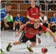  ?? Foto: Ernst Mayer ?? Der Günzburger Nico Ruchti hechtet im Heimspiel gegen Echaz Erms dem Ball hinterher.