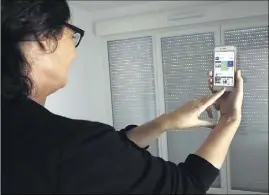  ?? (Photo Patrick Blanchard) ?? Dans un logement connecté, on peut ouvrir ses volets roulants à distance avec son smartphone.