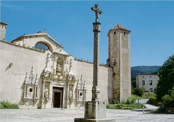  ?? JORDI GARCÍA CASTELLÓ / JGC ?? Esplanada del monestir amb l’entrada a l’església de Santa Maria de Poblet