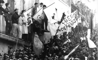  ?? ?? Scènes de liesse le jour de l’Indépendan­ce de l’Algérie.
Par Mohamed Gontara