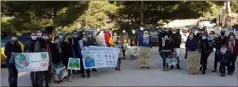  ?? (Photos M. Sk.) ?? Une petite partie des nombreux nettoyeurs de nature engagés dimanche matin au Cap Brun.