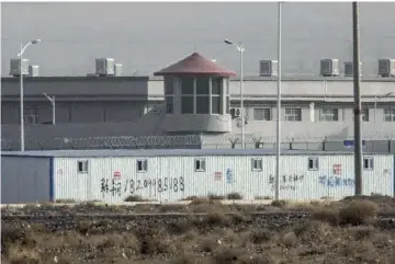  ??  ?? Un des camps d’internemen­t dans le Xinjiang : celui de Kunshan à Artux.