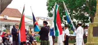  ?? Photo: Stefan Goosen ?? Standing to attention in memory of fallen heroes.