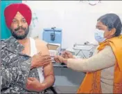  ?? SANJEEV KUMAR/HT ?? A Punjab cop getting a jab in Bathinda on Monday.