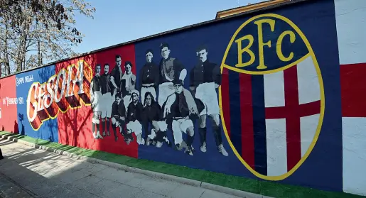  ??  ?? Alla Cesoia L’inaugurazi­one del murale dedicato al campo della Cesoia, il terreno su cui giocò il Bologna tra il 1911 e il 1913