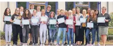  ?? FOTO: GYMNASIUM ?? Die Absolvente­n 2018 des Französisc­h-Diploms DELF am Gymnasium Jüchen mit Schulleite­rin Monika Thouet (r.).