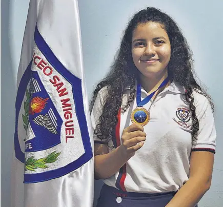  ??  ?? Campeona de física. Durante la Olimpiada Mesoameric­ana de Física, Keisy Ventura obtuvo una medalla de bronce.