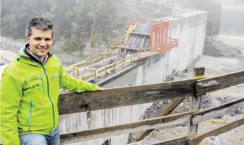  ?? BILD: SN/ANTON KAINDL ?? Gebhard Neumayr (WLV) vor der fast fertigen Blauseespe­rre im Obersulzba­chtal bei Neukirchen.